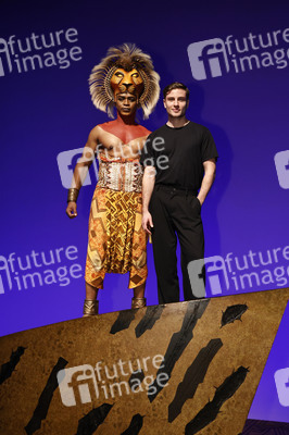 Besuch von Jannik Schümann beim Musical 'Der König der Löwen' in Hamburg