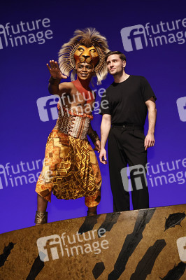 Besuch von Jannik Schümann beim Musical 'Der König der Löwen' in Hamburg