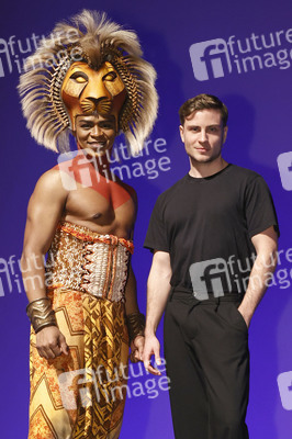 Besuch von Jannik Schümann beim Musical 'Der König der Löwen' in Hamburg