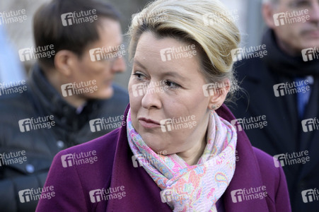 Pressestatement vor der Charité in Berlin