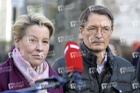 Pressestatement vor der Charité in Berlin