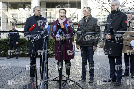 Pressestatement vor der Charité in Berlin