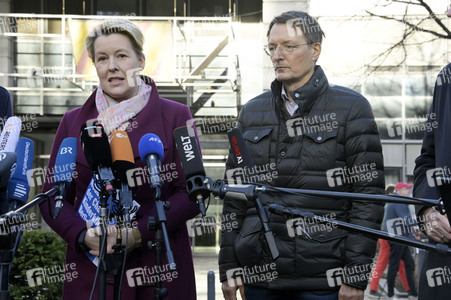 Pressestatement vor der Charité in Berlin