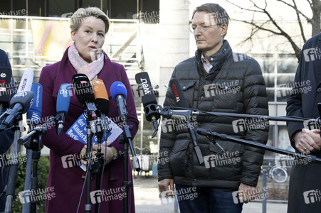 Pressestatement vor der Charité in Berlin