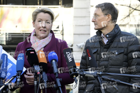 Pressestatement vor der Charité in Berlin