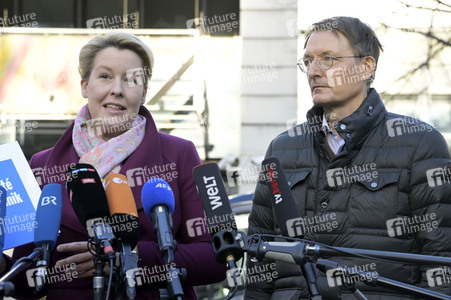 Pressestatement vor der Charité in Berlin