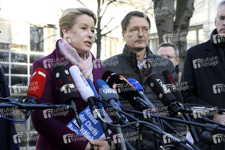 Pressestatement vor der Charité in Berlin