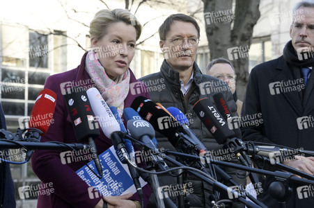 Pressestatement vor der Charité in Berlin