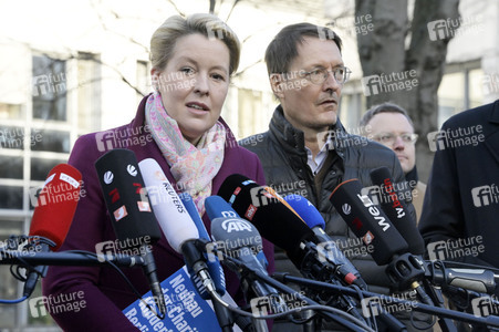 Pressestatement vor der Charité in Berlin