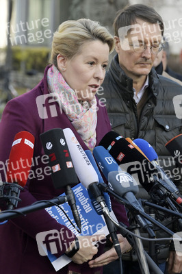 Pressestatement vor der Charité in Berlin