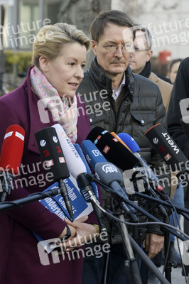 Pressestatement vor der Charité in Berlin