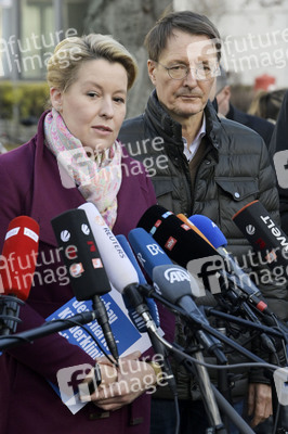 Pressestatement vor der Charité in Berlin
