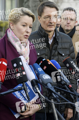 Pressestatement vor der Charité in Berlin