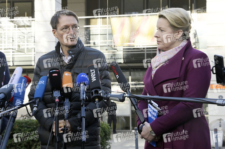 Pressestatement vor der Charité in Berlin