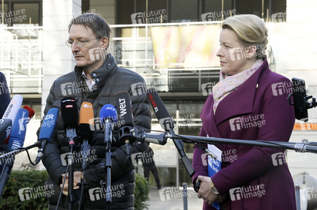 Pressestatement vor der Charité in Berlin