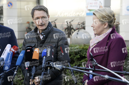 Pressestatement vor der Charité in Berlin