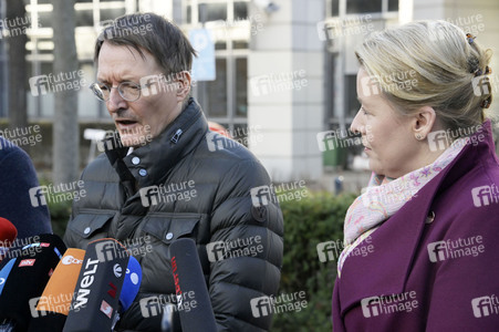 Pressestatement vor der Charité in Berlin