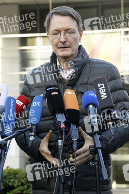 Pressestatement vor der Charité in Berlin