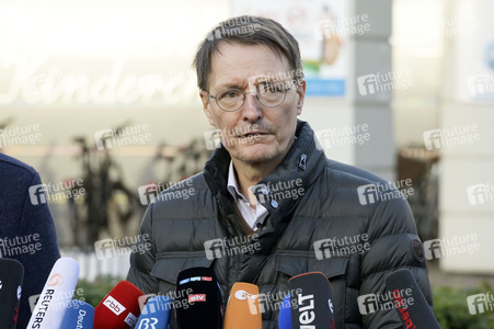 Pressestatement vor der Charité in Berlin