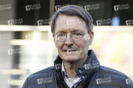Pressestatement vor der Charité in Berlin