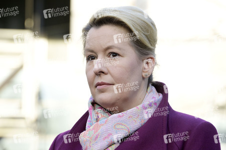 Pressestatement vor der Charité in Berlin