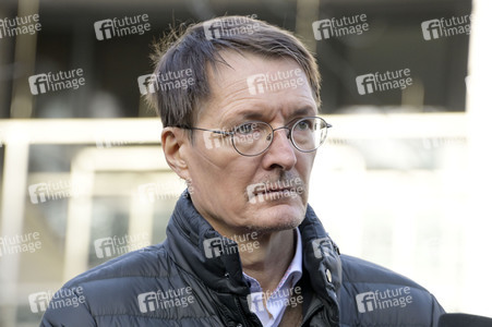 Pressestatement vor der Charité in Berlin