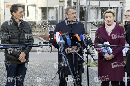 Pressestatement vor der Charité in Berlin