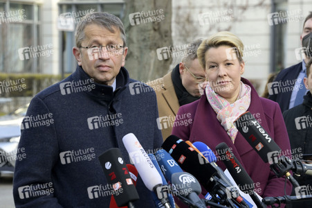Pressestatement vor der Charité in Berlin