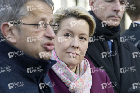Pressestatement vor der Charité in Berlin