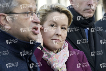 Pressestatement vor der Charité in Berlin