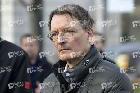 Pressestatement vor der Charité in Berlin