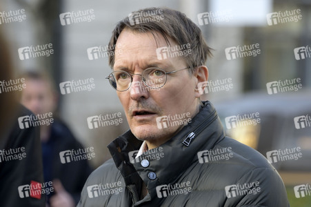 Pressestatement vor der Charité in Berlin
