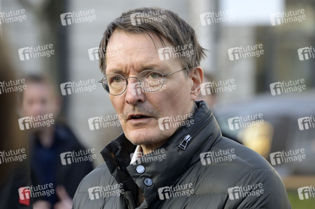 Pressestatement vor der Charité in Berlin