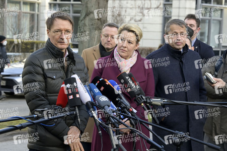Pressestatement vor der Charité in Berlin
