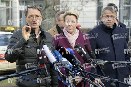 Pressestatement vor der Charité in Berlin