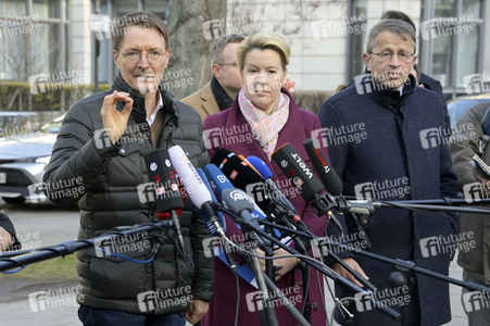 Pressestatement vor der Charité in Berlin