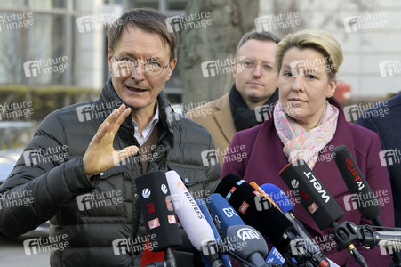 Pressestatement vor der Charité in Berlin