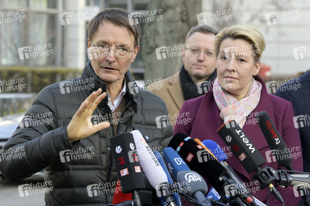 Pressestatement vor der Charité in Berlin