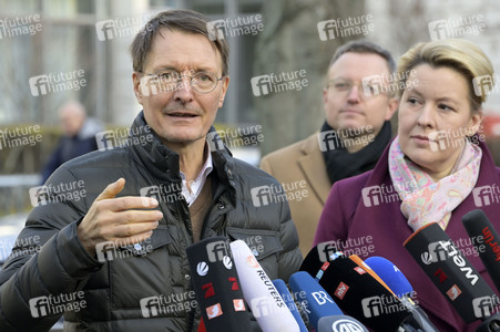 Pressestatement vor der Charité in Berlin