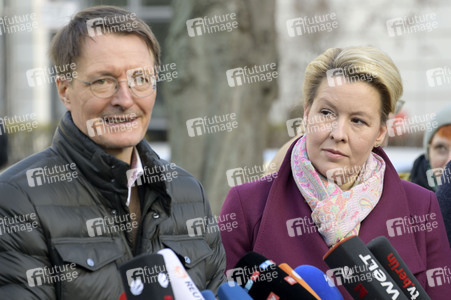 Pressestatement vor der Charité in Berlin