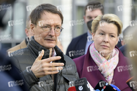 Pressestatement vor der Charité in Berlin