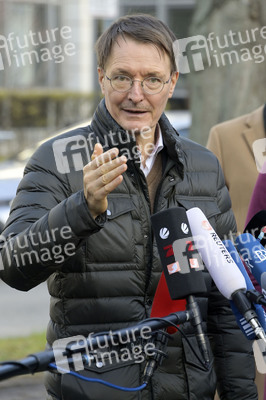 Pressestatement vor der Charité in Berlin