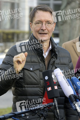 Pressestatement vor der Charité in Berlin