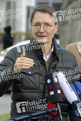 Pressestatement vor der Charité in Berlin