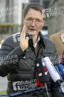 Pressestatement vor der Charité in Berlin