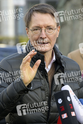 Pressestatement vor der Charité in Berlin