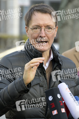 Pressestatement vor der Charité in Berlin
