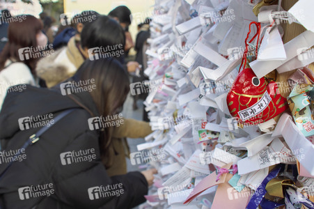 Gläubige am Kanda Myojin-Schrein in Tokio