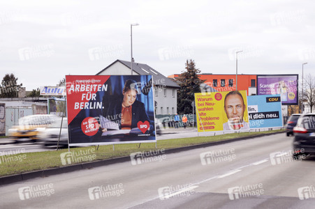Wahlplakate zur Wiederholungswahl zum Abgeordnetenhaus in Berlin