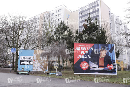 Wahlplakate zur Wiederholungswahl zum Abgeordnetenhaus in Berlin